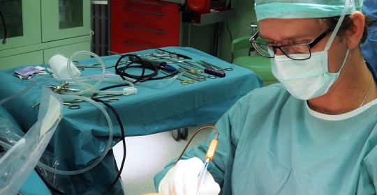 Dr Artur Pisarski wykonuje zabiegi artroskopii kolana w naszej Poradni